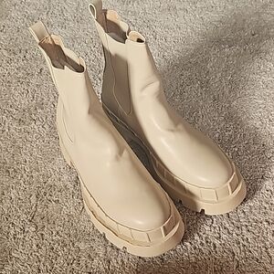 PRETTYLITTLETHING WOMAN'S BOOTS